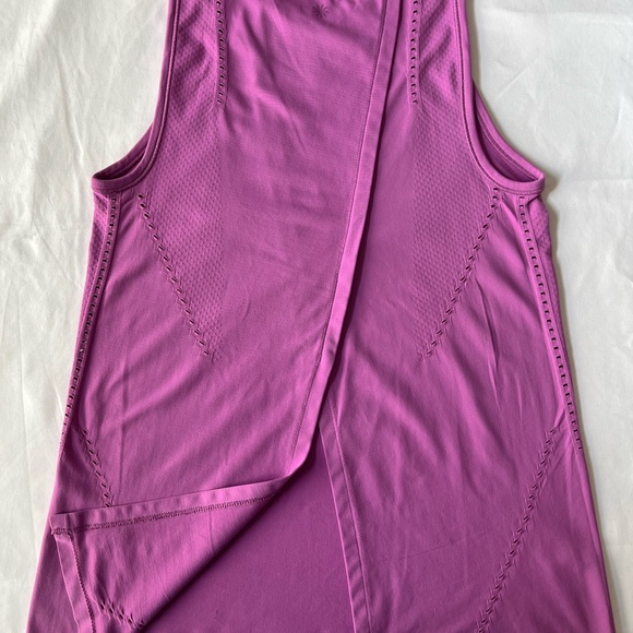 Athleta Magenta Activewear Top. 002 - Picture 3 of 3